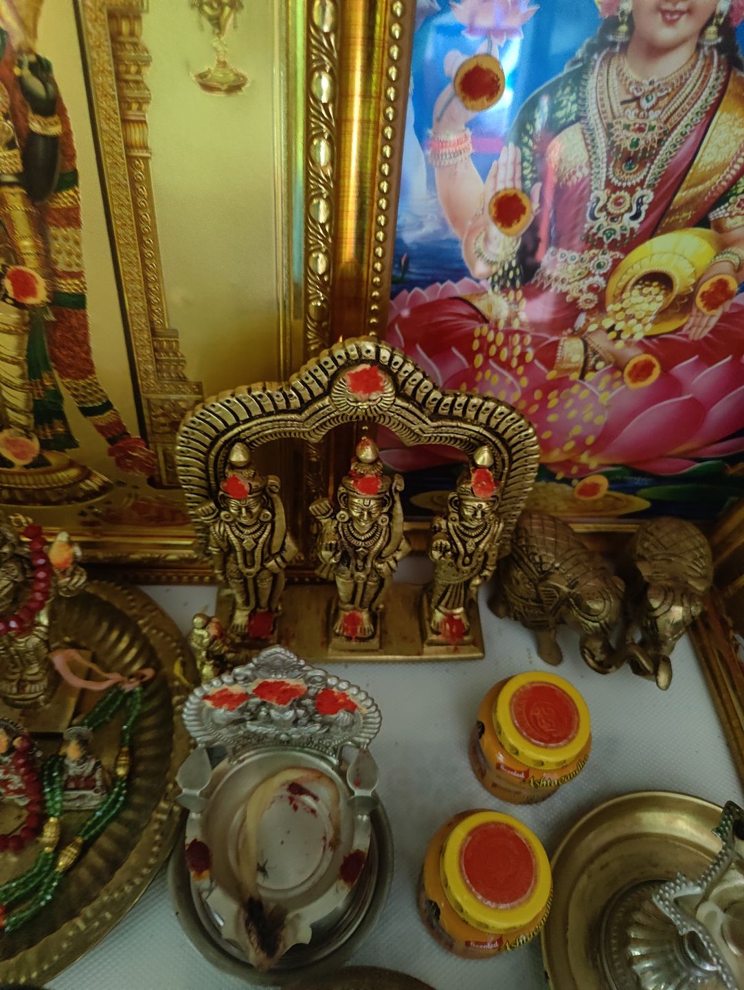 Customer photo review of Pure Brass Ram Darbar Lord Shri Ram, Lakshman, Sita and Hanuman ji Statue for Home Decor (6 Inch), 1.1 KG