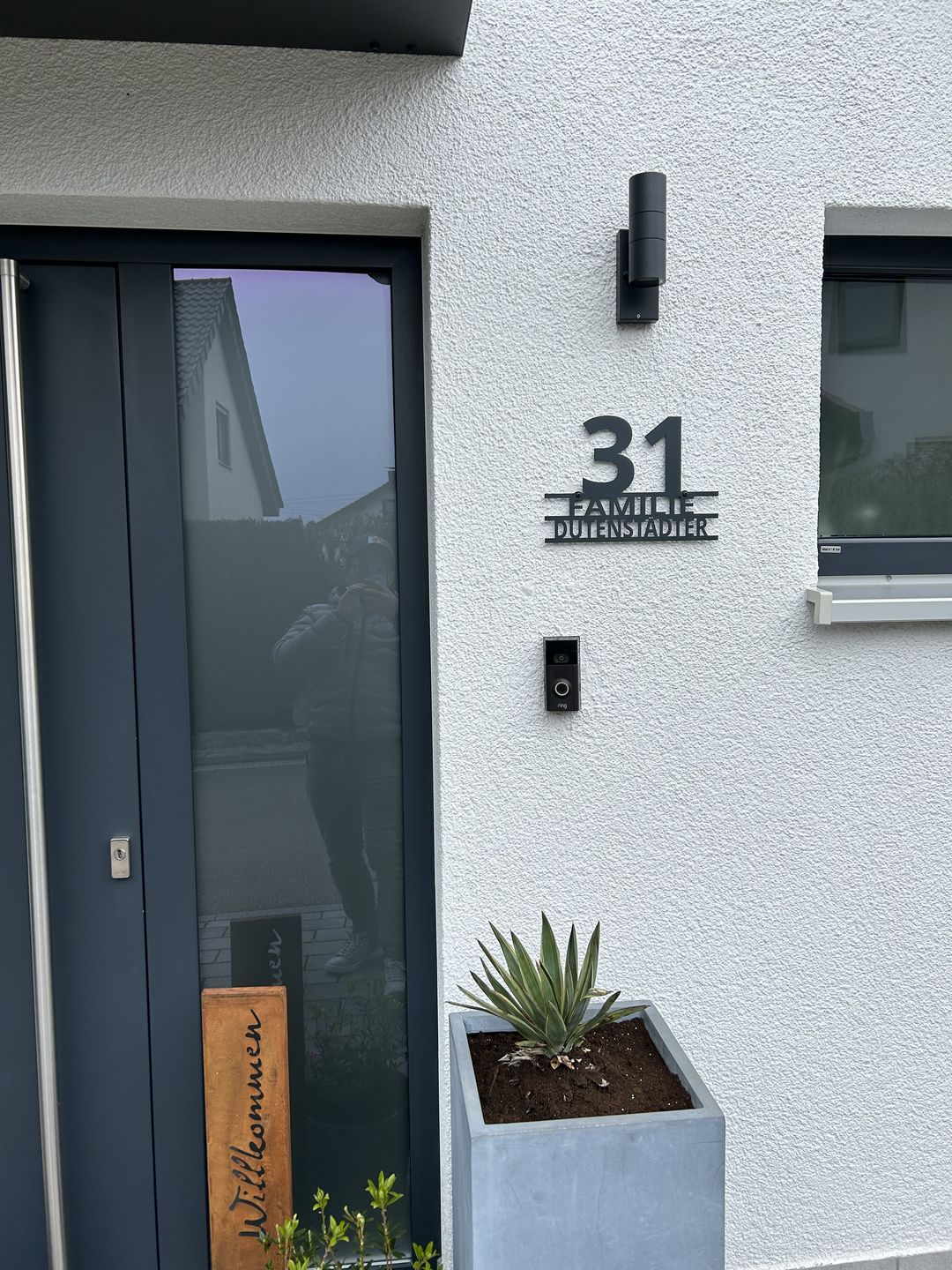 Customer photo review of Hausnummer - Modest Art zweizeilig aus edlem Stahl mit Familiennamen