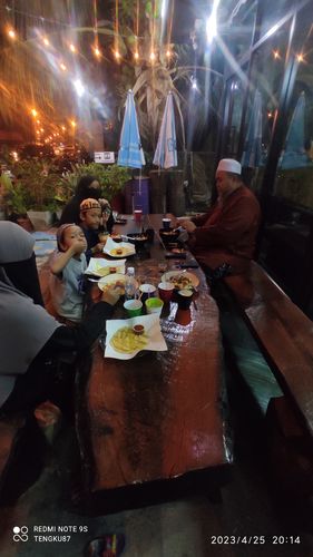 Customer photo review of Sarung Shawl Umma Graphite Grey