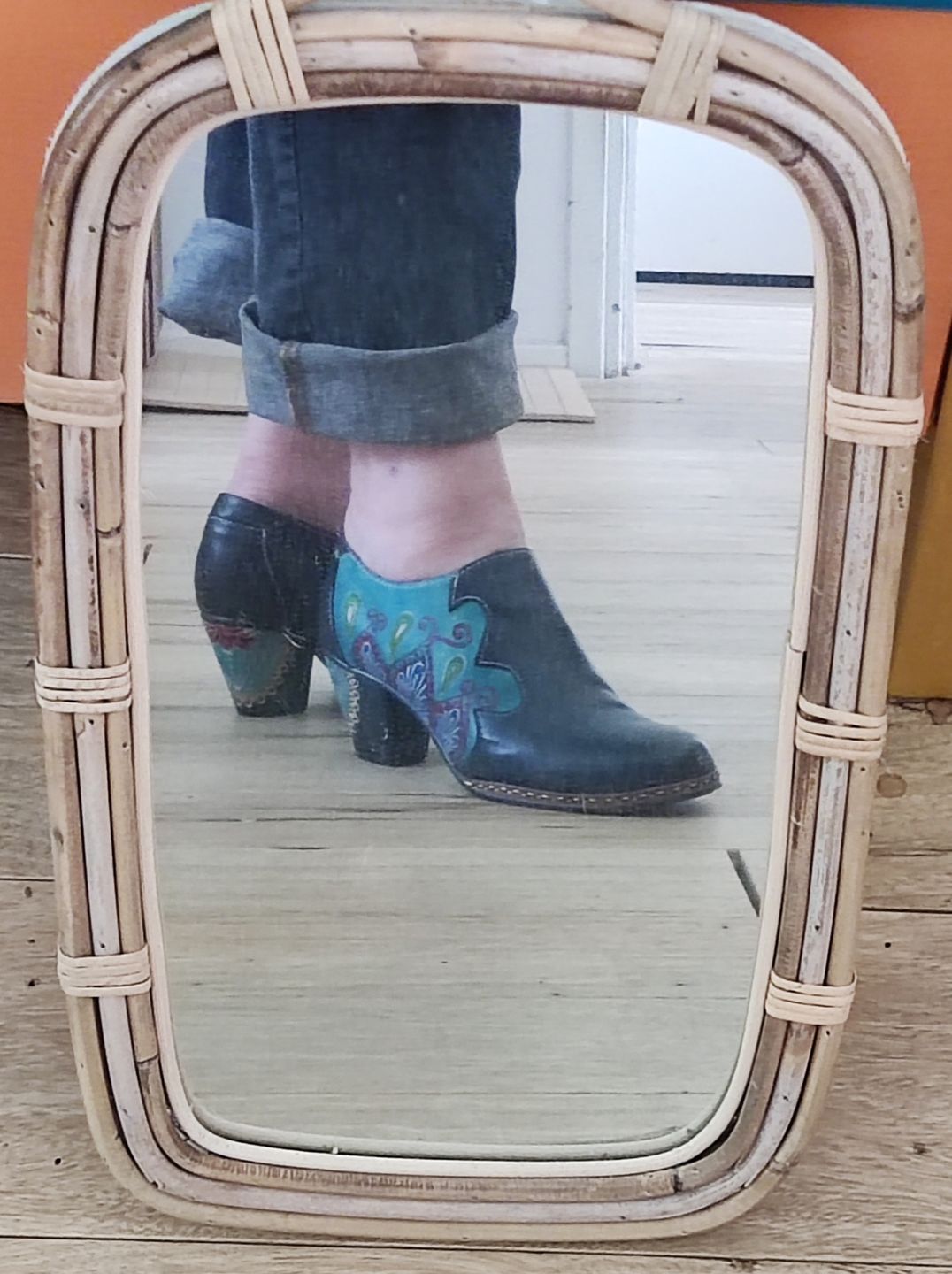 Customer photo review of Retro Pattern Leather Zipper Pumps