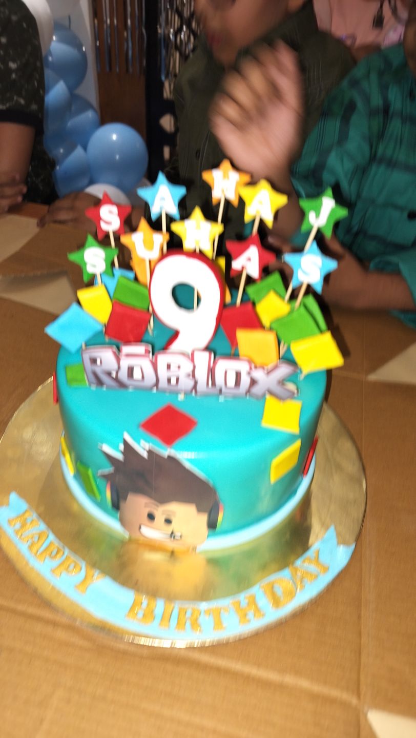 Customer photo review of Roblox Blocks Cake