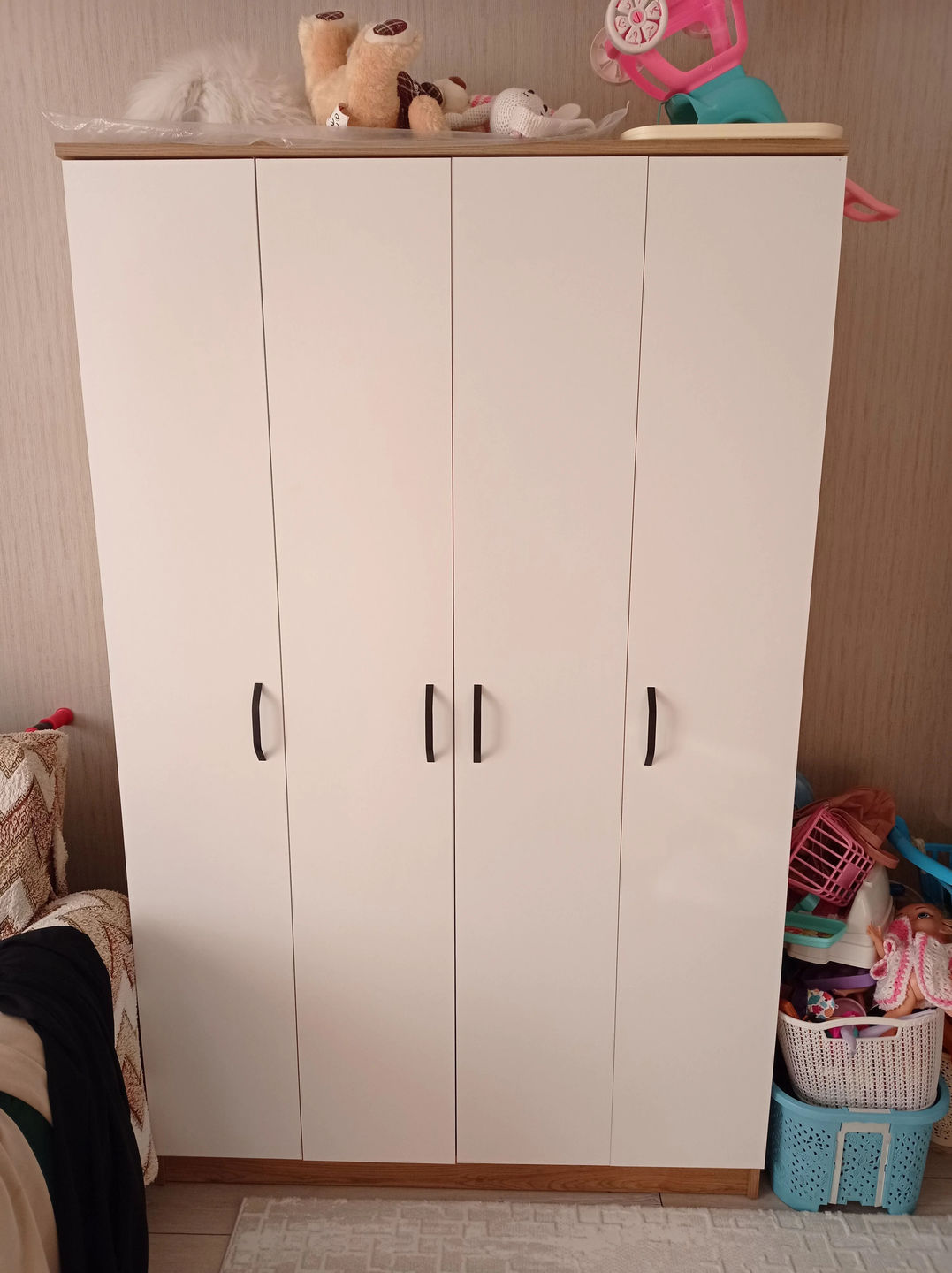 Customer photo review of Rani BA116 Geniş Gardırop Elbise Dolabı 4 Kapaklı 12 Raflı 2 Askılı Sepet Ceviz - Beyaz