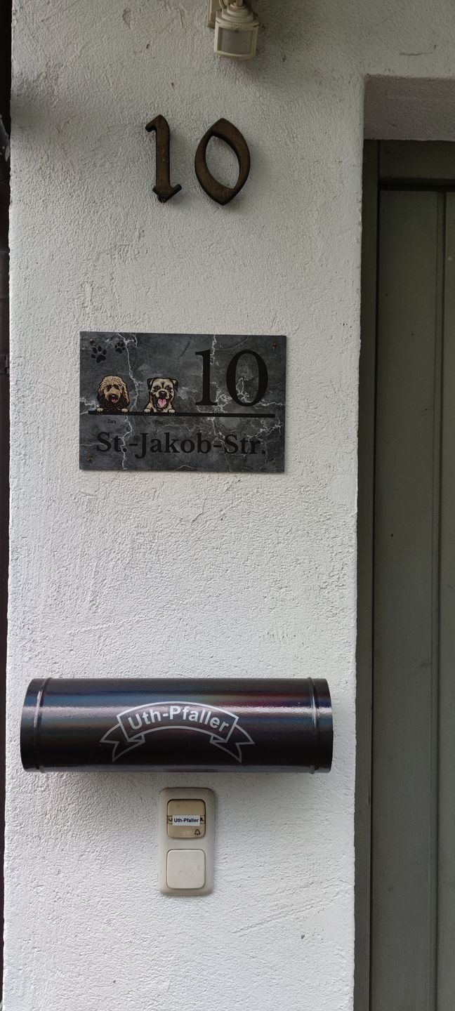 Customer photo review of Hausnummer mit Marmoroptik - Individuelles Türschild