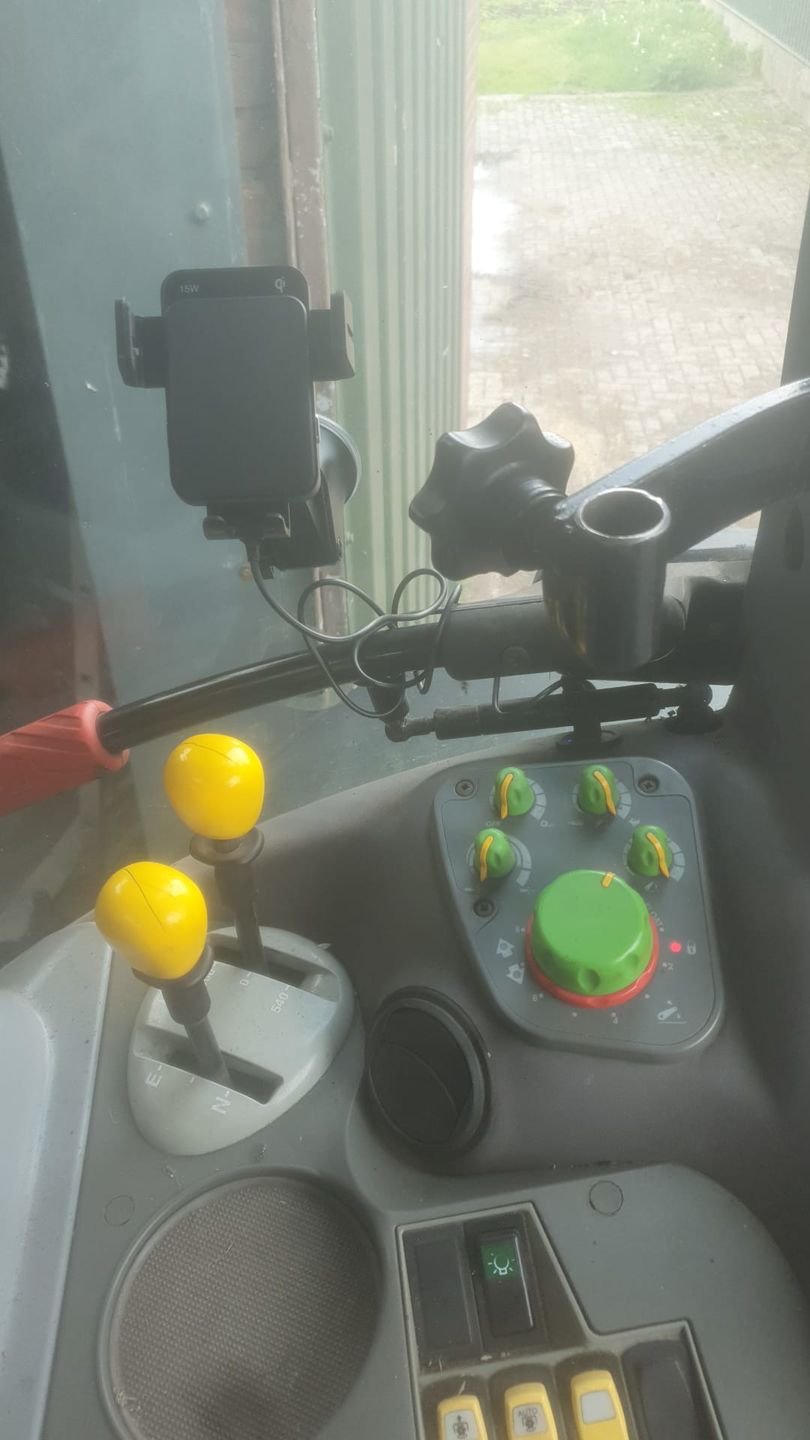 Customer photo review of Wegman Telefoonhouder met QI Draadloze Oplader Auto (15W autolader) - Ventilatierooster, Raam, Dashboard - Magsafe
