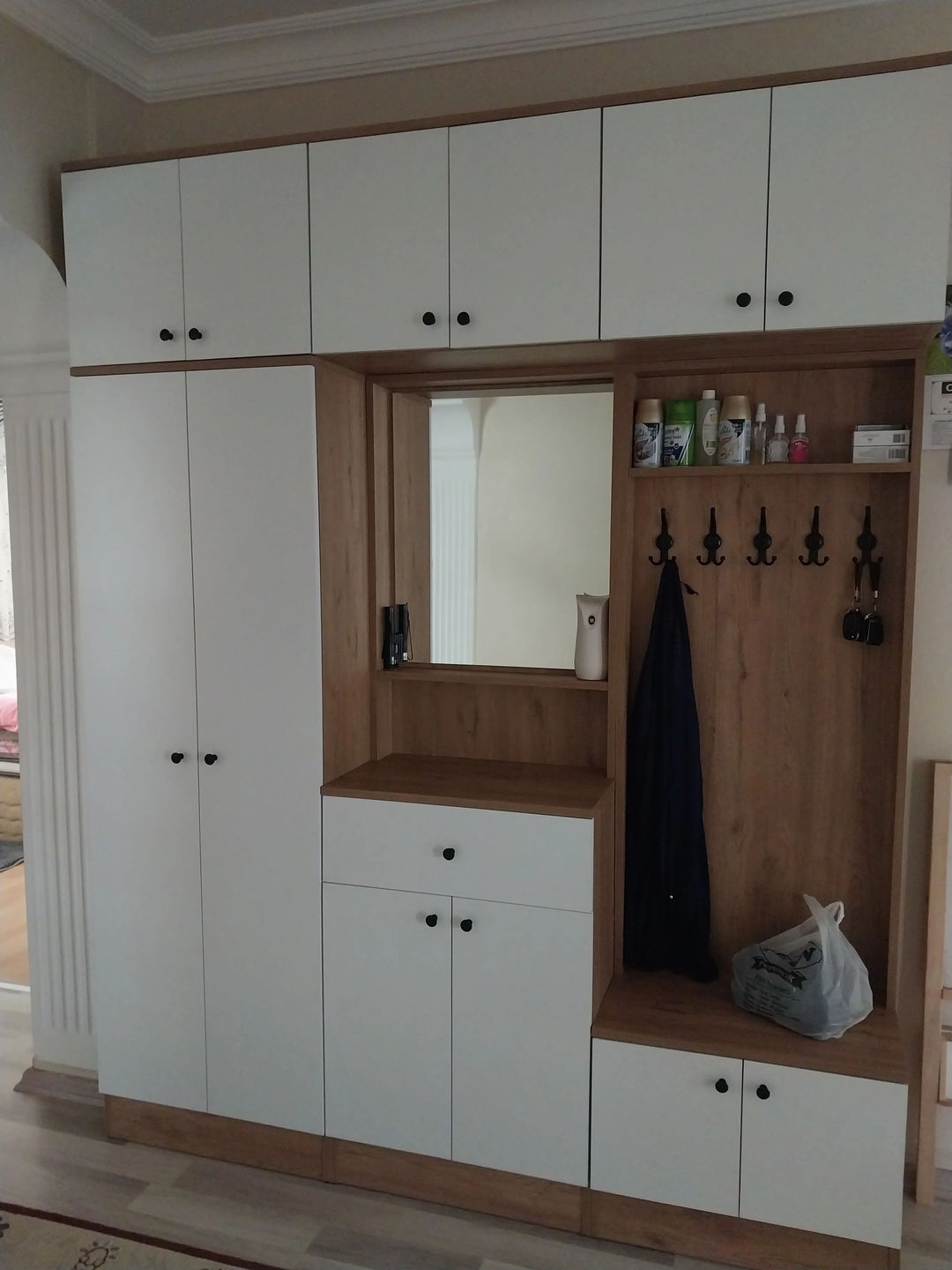 Customer photo review of Rani EA104 Portmanto Çekmeceli Aynalı Raflı Vestiyer Sepet Ceviz - Beyaz