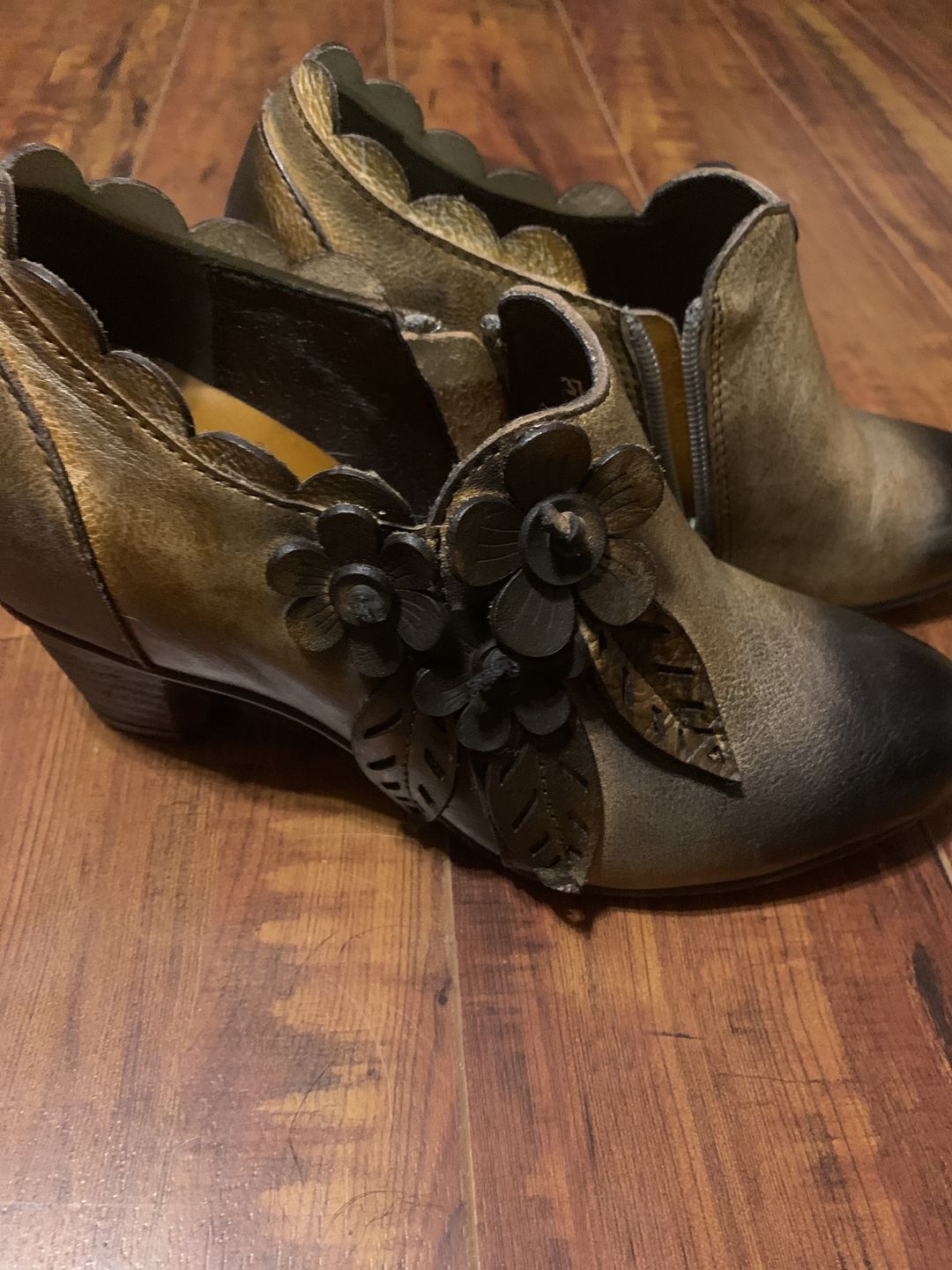 Customer photo review of Retro Handmade Floral Leather Low-Heel Pumps