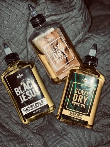 Customer photo review of PAPI GLAZE DRY BODY OIL | SANDALWOOD BOURBON