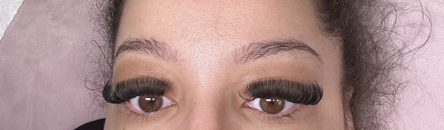 Customer photo review of Bomb Glue 0.1-0.3s Fast Drying Extremely Strong Lash Adhesive