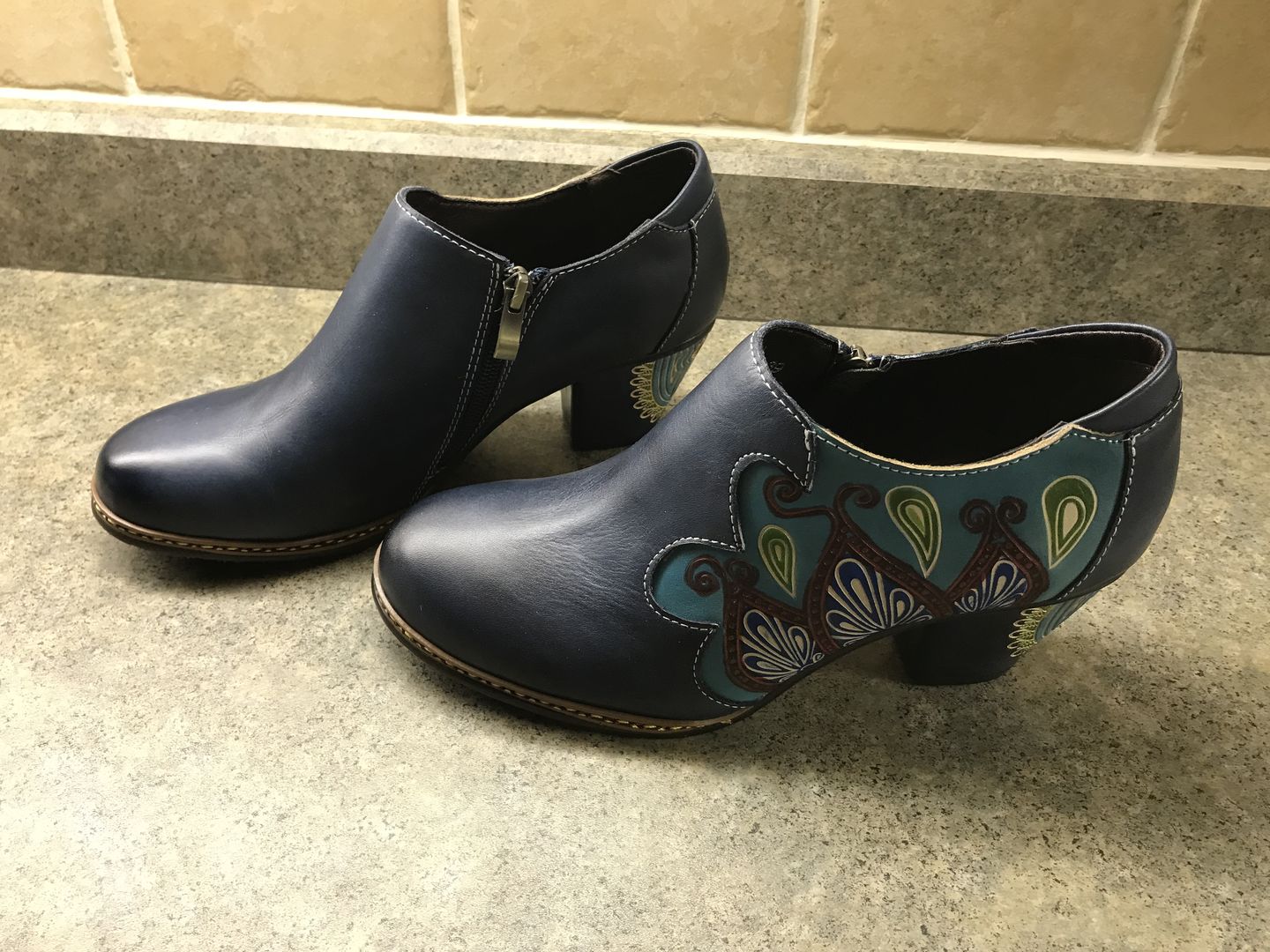 Customer photo review of Retro Pattern Leather Zipper Pumps