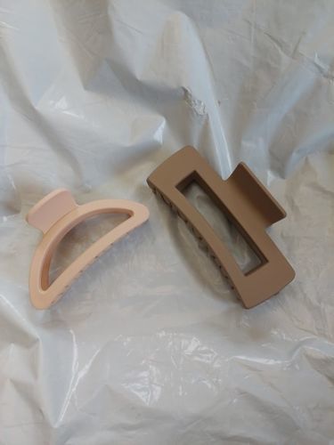 Customer photo review of Neutral 5 Pcs Fashion Hair Claw Clips