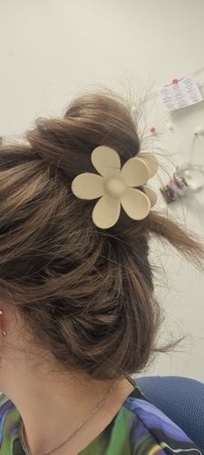 Customer photo review of Neutral 5 Pcs Fashion Hair Claw Clips