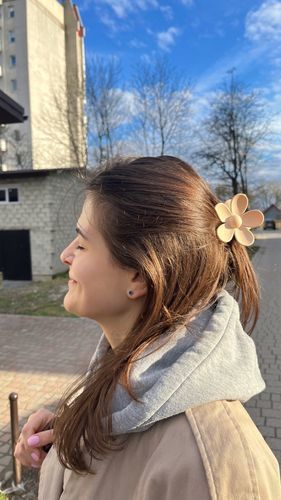 Customer photo review of Neutral 5 Pcs Fashion Hair Claw Clips