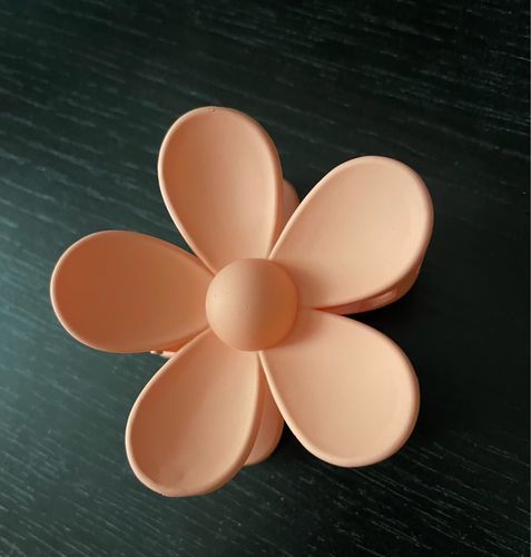Customer photo review of Bloom Flower Hair Claw Clip