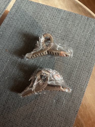 Customer photo review of Neutral 5 Pcs Fashion Hair Claw Clips
