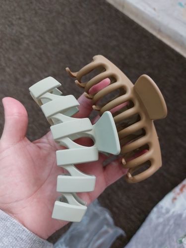 Customer photo review of Neutral 5 Pcs Fashion Hair Claw Clips