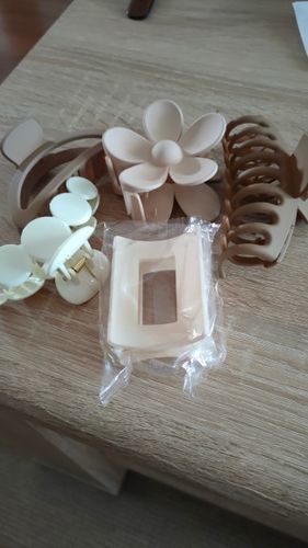 Customer photo review of Neutral 5 Pcs Fashion Hair Claw Clips