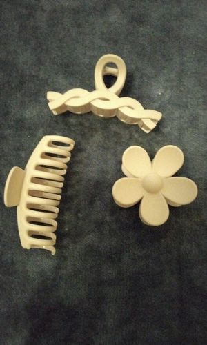 Customer photo review of Neutral 5 Pcs Fashion Hair Claw Clips
