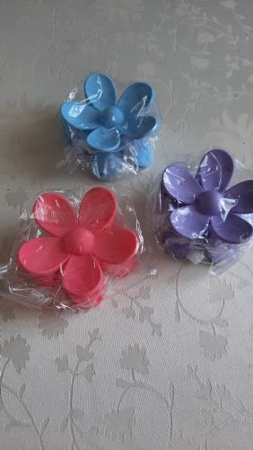 Customer photo review of Bloom Flower Hair Claw Clip