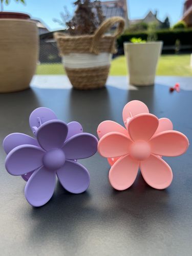 Customer photo review of Bloom Flower Hair Claw Clip
