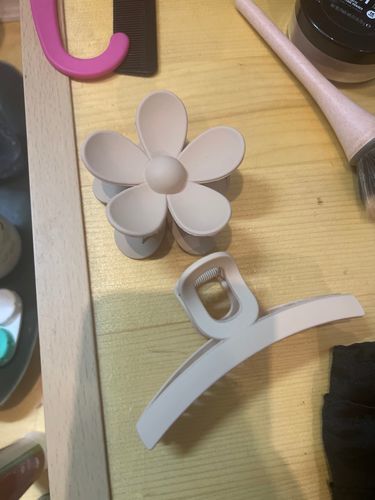 Customer photo review of Neutral 5 Pcs Fashion Hair Claw Clips