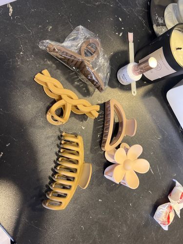 Customer photo review of Neutral 5 Pcs Fashion Hair Claw Clips