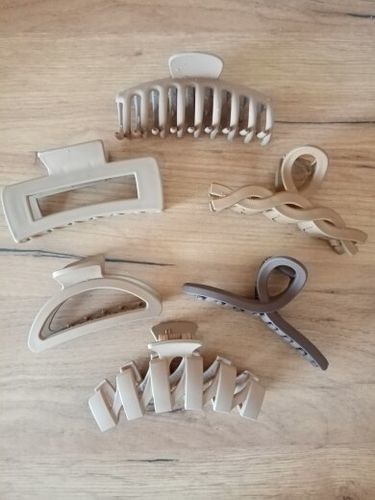 Customer photo review of Neutral 5 Pcs Fashion Hair Claw Clips
