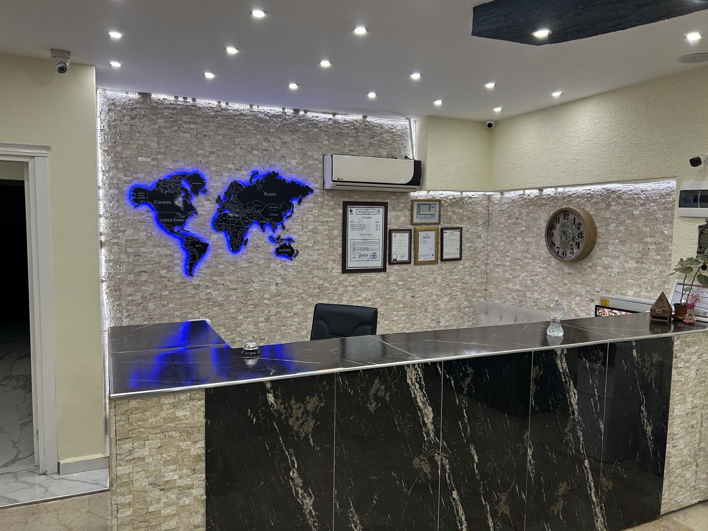 Customer photo review of UV Baskılı Metal Dünya Haritası | Renk - Siyah
