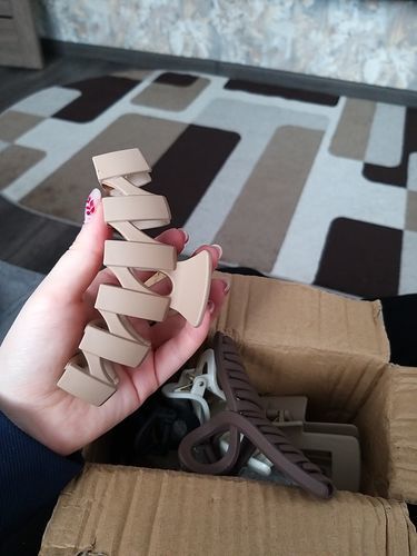 Customer photo review of Neutral 5 Pcs Fashion Hair Claw Clips