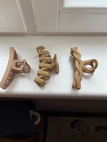 Customer photo review of Neutral 5 Pcs Fashion Hair Claw Clips