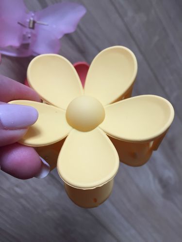 Customer photo review of Bloom Flower Hair Claw Clip