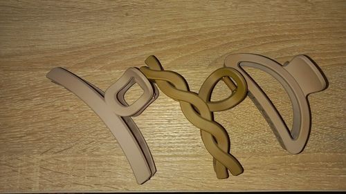 Customer photo review of Neutral 5 Pcs Fashion Hair Claw Clips