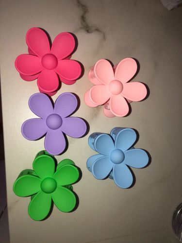 Customer photo review of Bloom Flower Hair Claw Clip