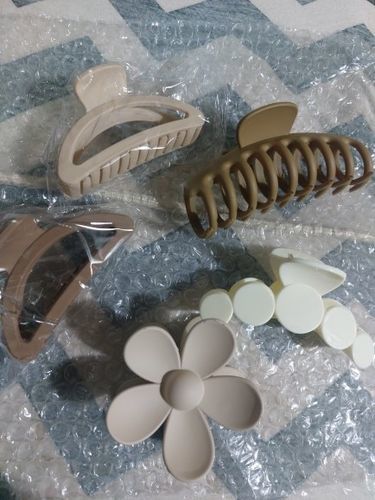 Customer photo review of Neutral 5 Pcs Fashion Hair Claw Clips