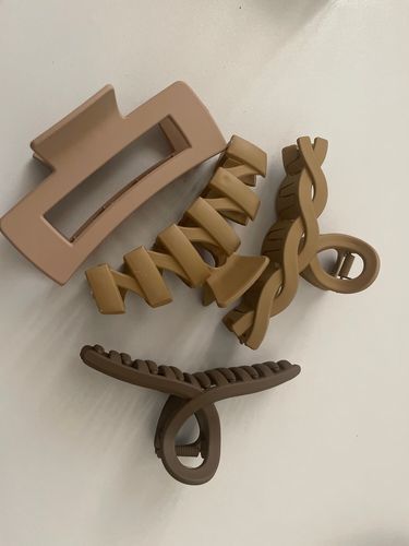 Customer photo review of Neutral 5 Pcs Fashion Hair Claw Clips