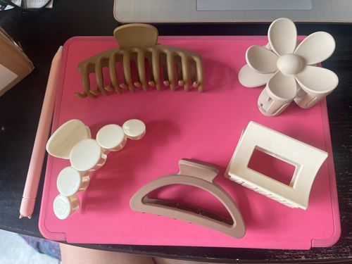 Customer photo review of Neutral 5 Pcs Fashion Hair Claw Clips
