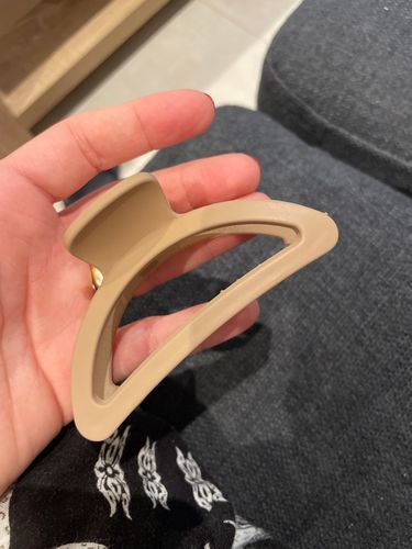 Customer photo review of Neutral 5 Pcs Fashion Hair Claw Clips