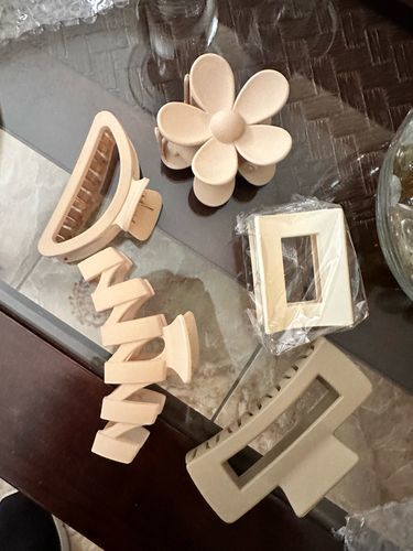 Customer photo review of Neutral 5 Pcs Fashion Hair Claw Clips