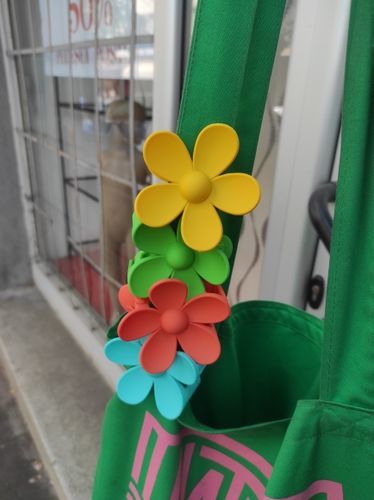 Customer photo review of Bloom Flower Hair Claw Clip