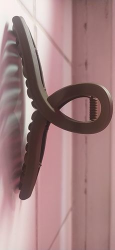 Customer photo review of Neutral 5 Pcs Fashion Hair Claw Clips