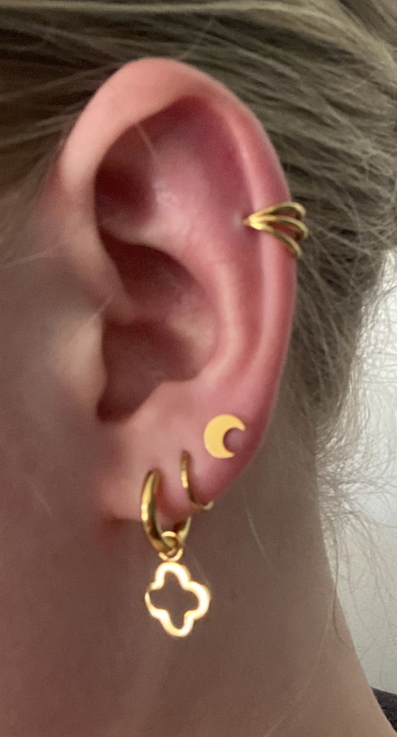 Customer photo review of Simple Clover Ohrringe | 18K vergoldet