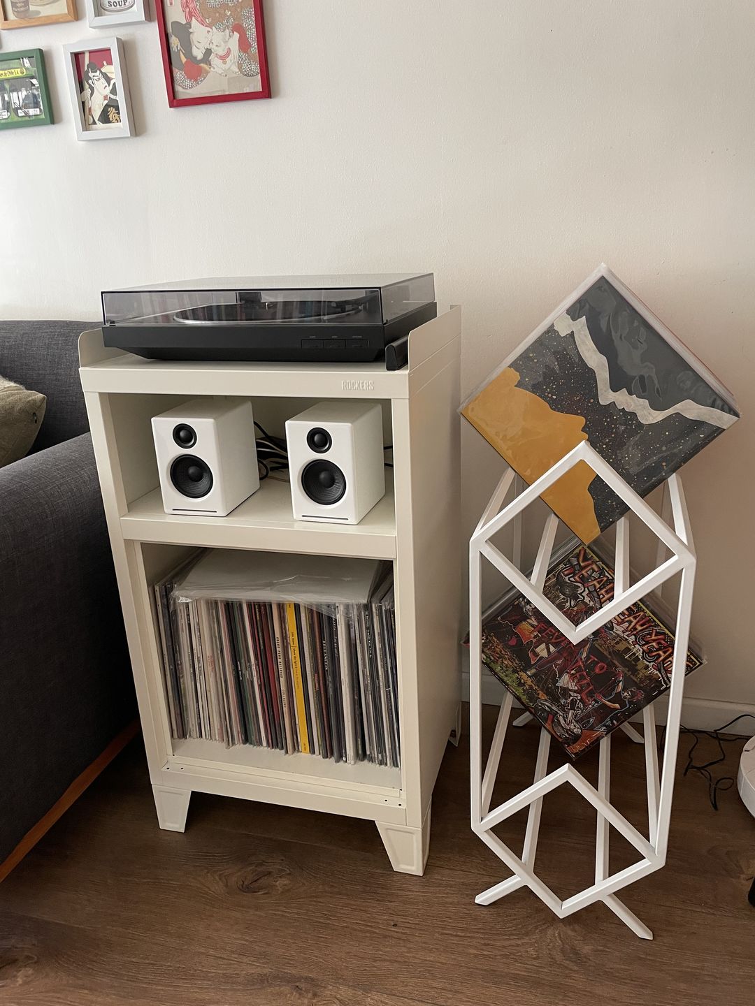 Customer photo review of Porta Vinilo Dos Niveles | Luxe Metal Black