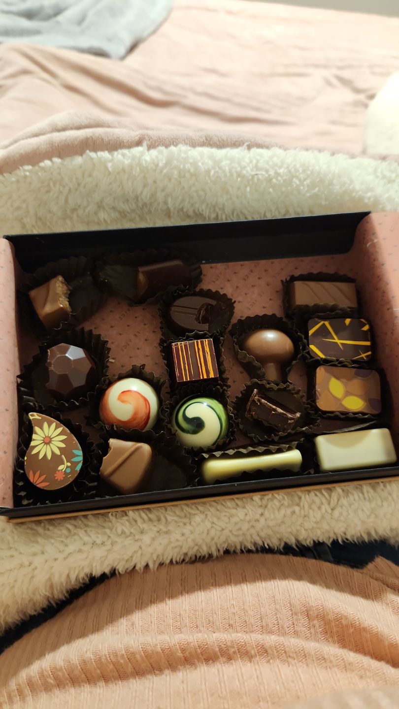 Customer photo review of Caja 22 bombones