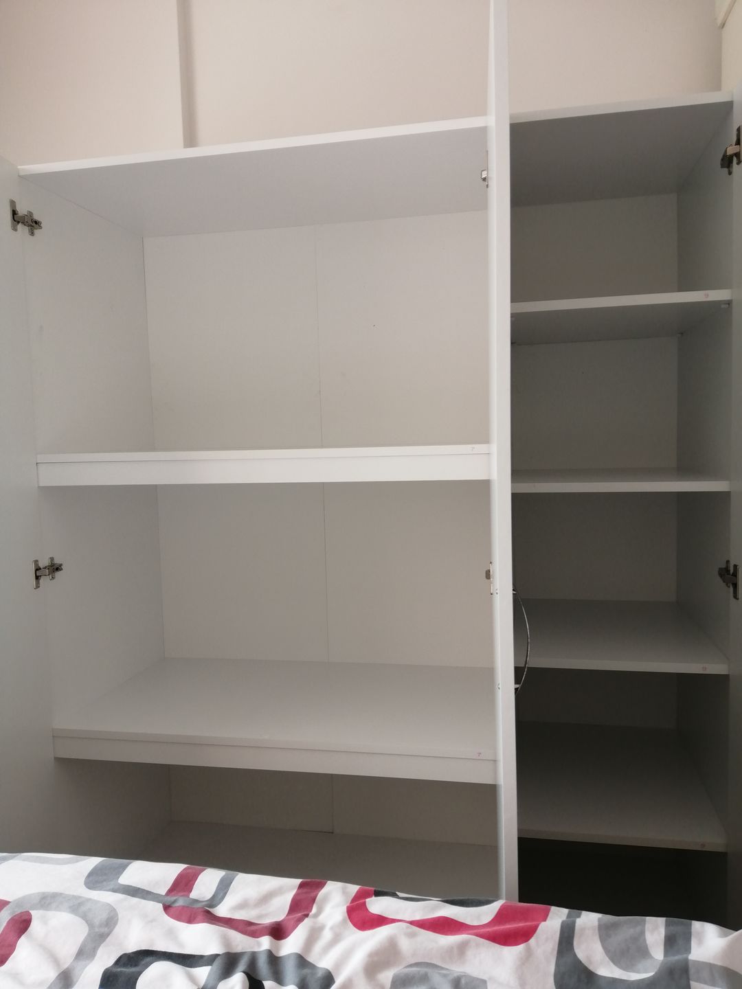Customer photo review of Rani BA105 Yüklük 3 Kapaklı 8 Raflı Yatak Yorgan Yastık Saklama Dolabı Beyaz