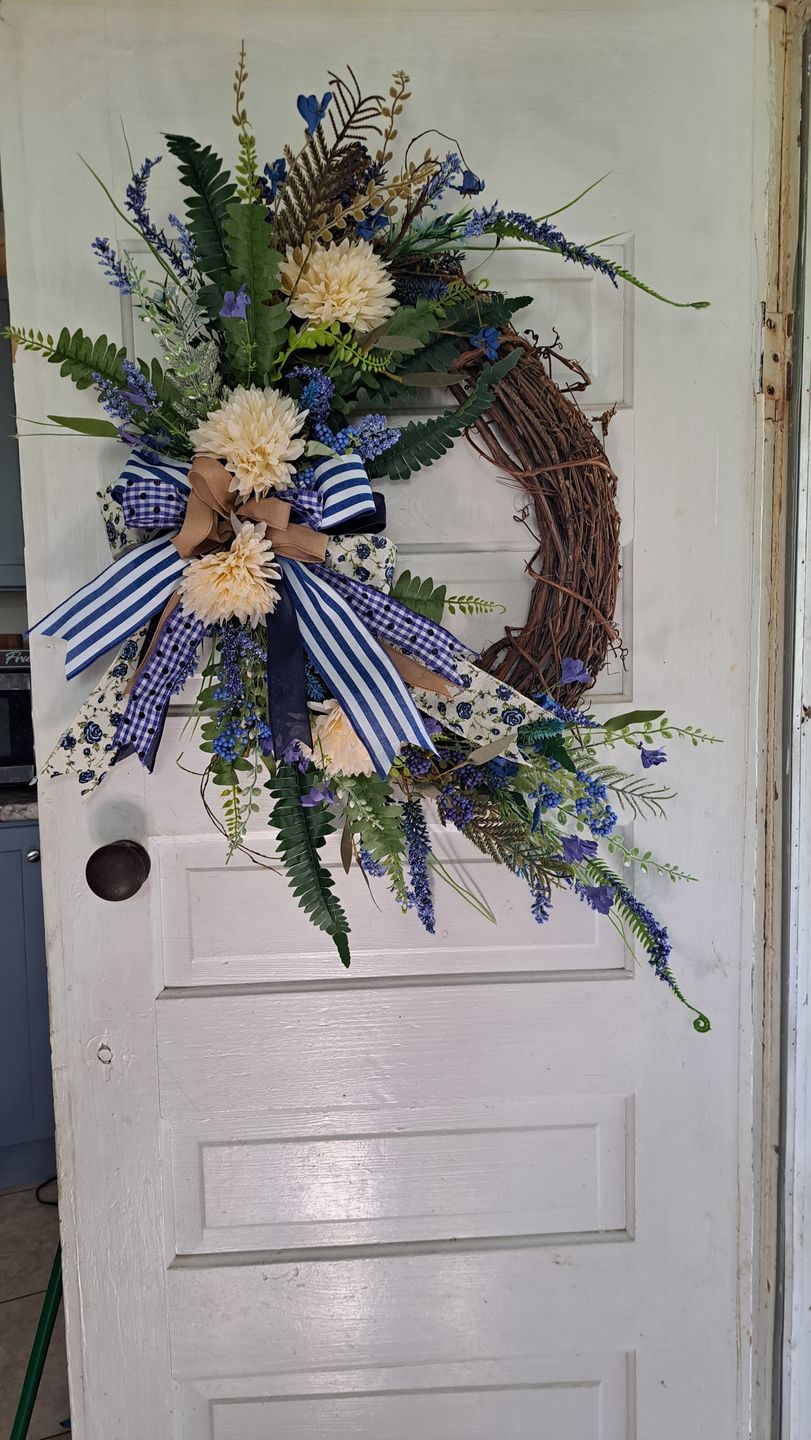 Customer photo review of 18" Oval Grapevine Wreath - DECOE-037