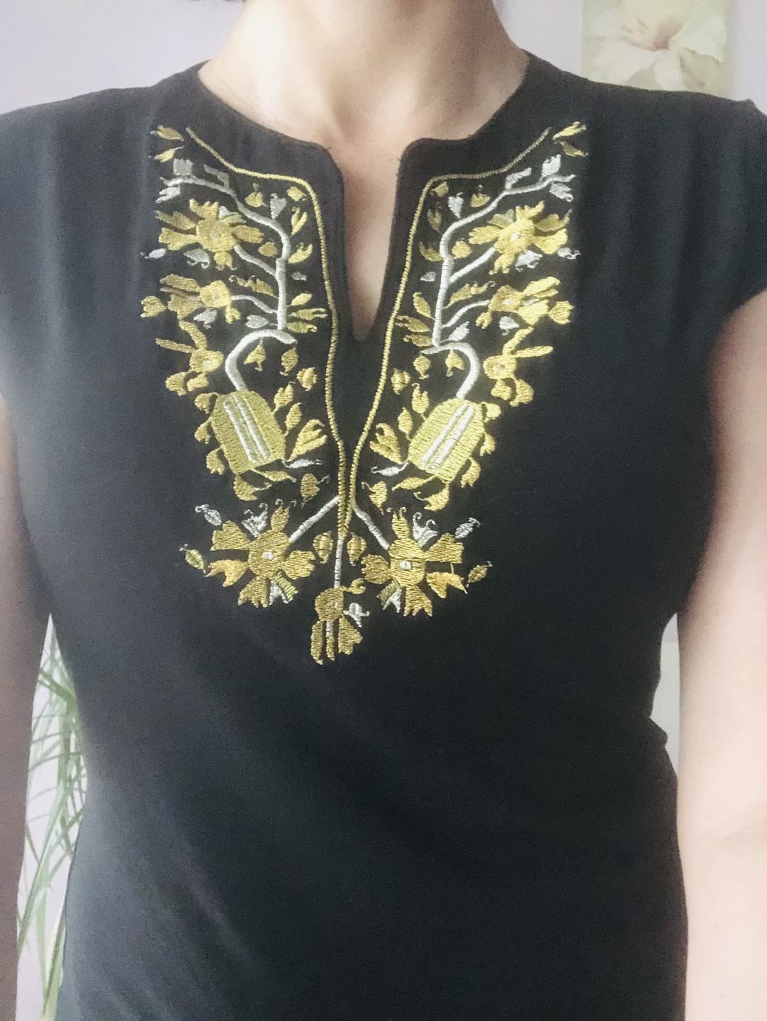 Customer photo review of Дамска тениска с V-деколте бродирана със "златна" шевица "Дърво на живота"