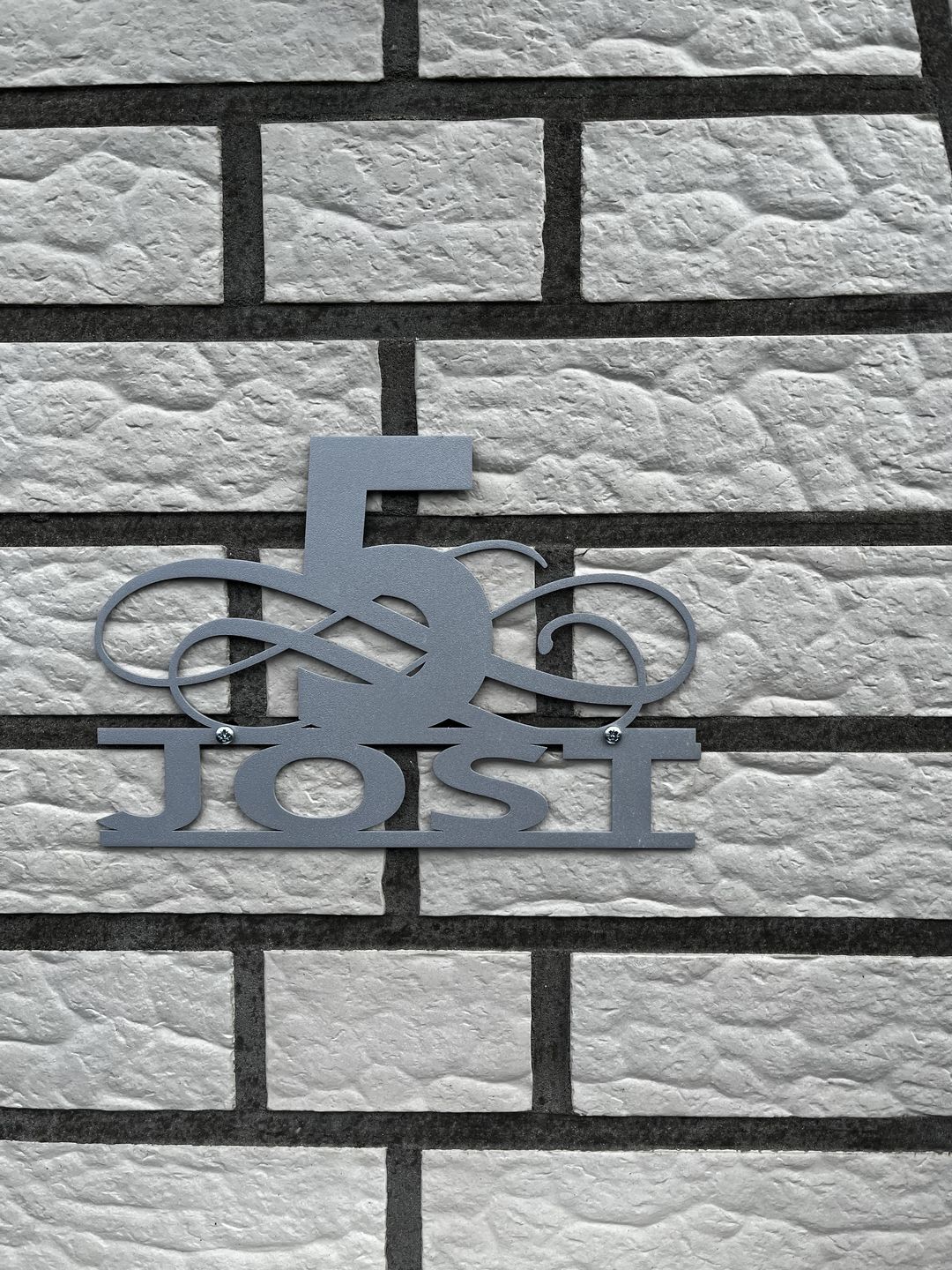 Customer photo review of Hausnummern-Türschild Ornamental Style einzeilig (personalisierbar)