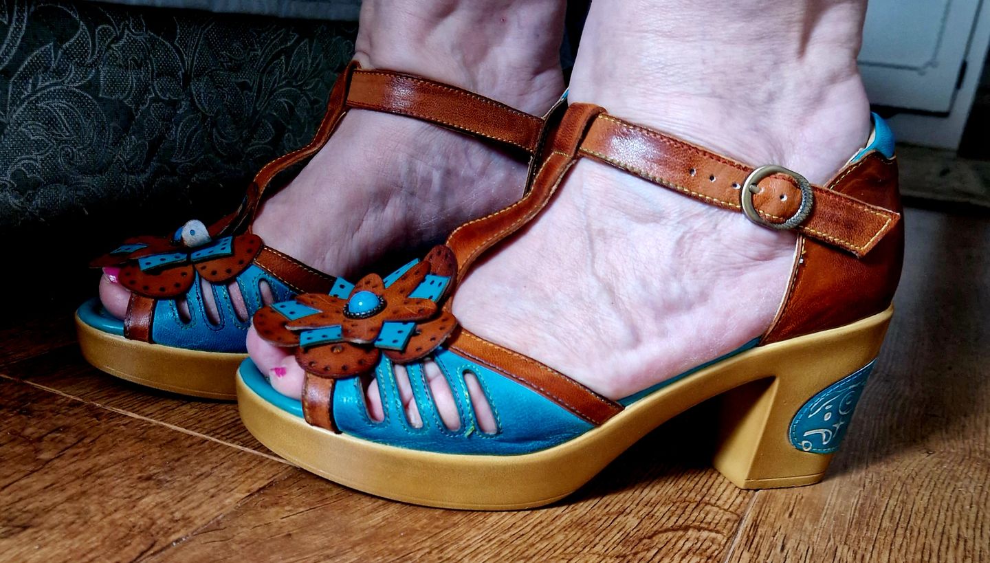 Customer photo review of Vintage Handmade Fish Mouth Floral Sandals