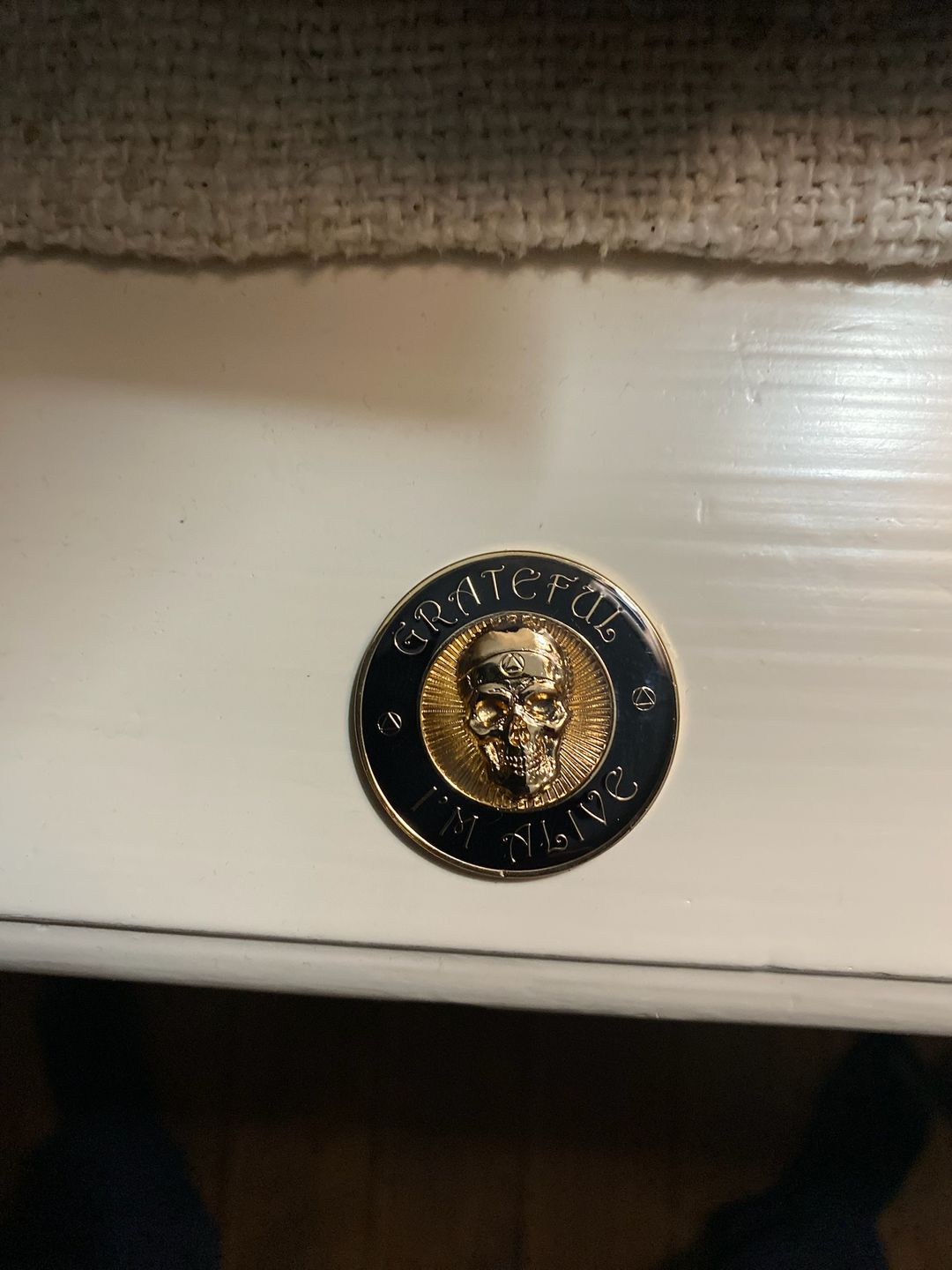 Customer photo review of Grateful I'm Alive AA/NA 3D Sculpted Affirmation Recovery Medallion - Black / Gold