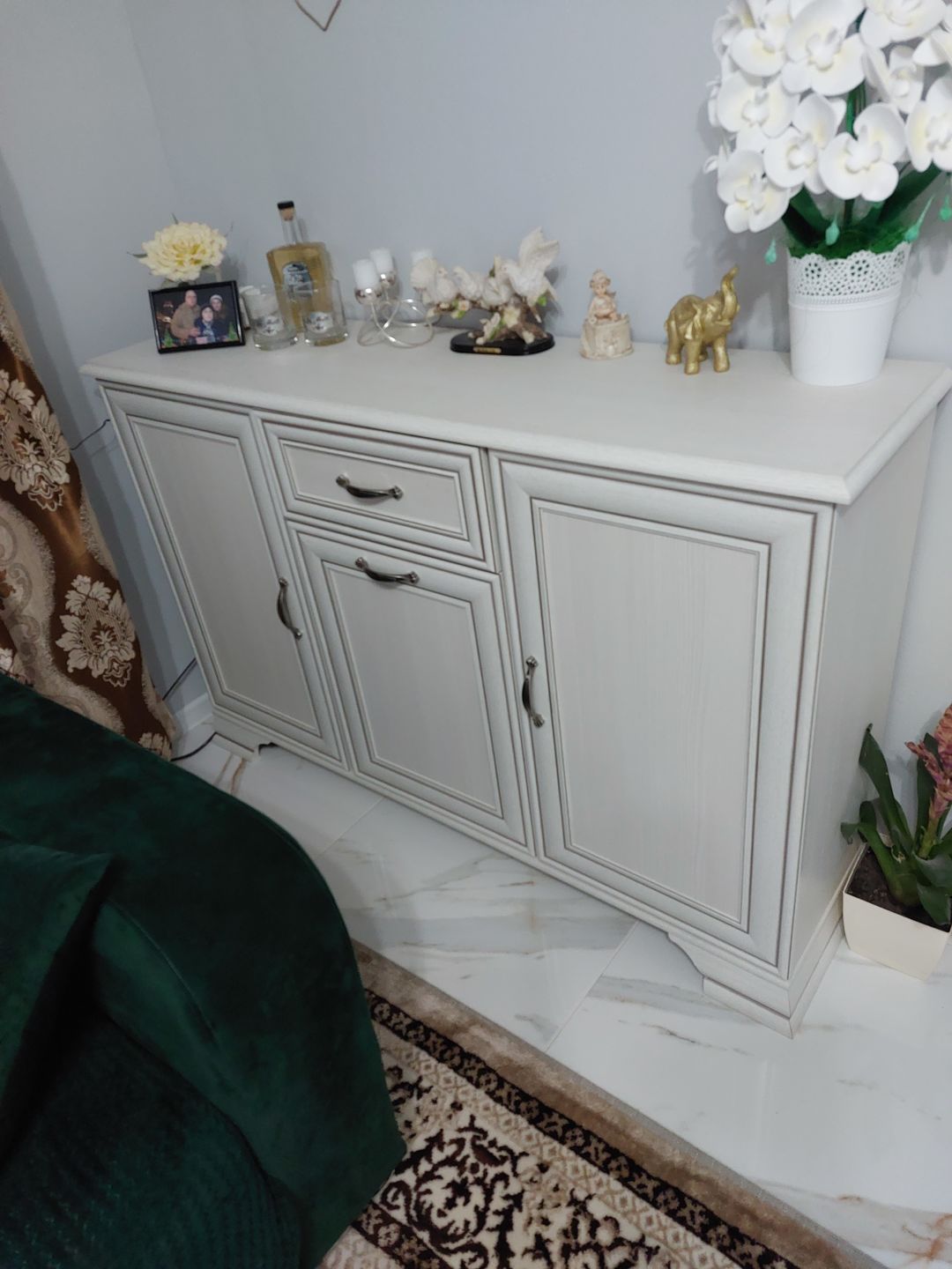 Customer photo review of Comoda cu 3 usi si un sertar Tiffany, alb vintage, pal si mdf, 139x37x90 cm