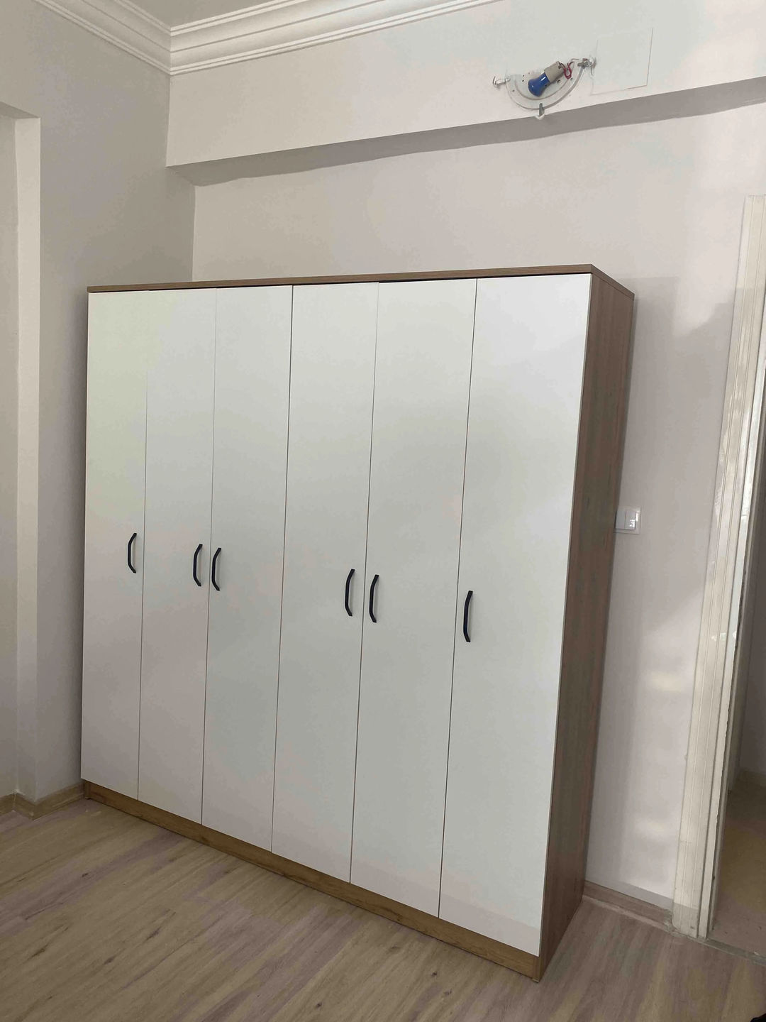 Customer photo review of Rani BA114 Geniş Gardırop Elbise Dolabı 6 Kapaklı 16 Raflı 2 Askılı Sepet Ceviz - Beyaz